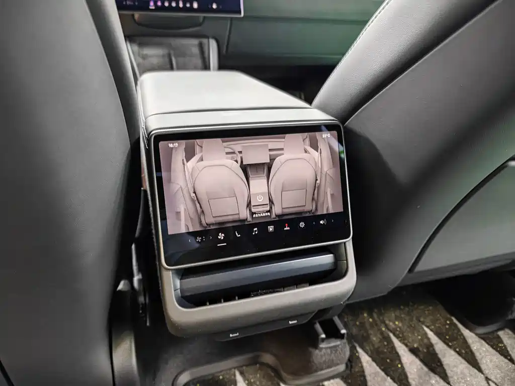 Tesla Model Y — миниатюра 14