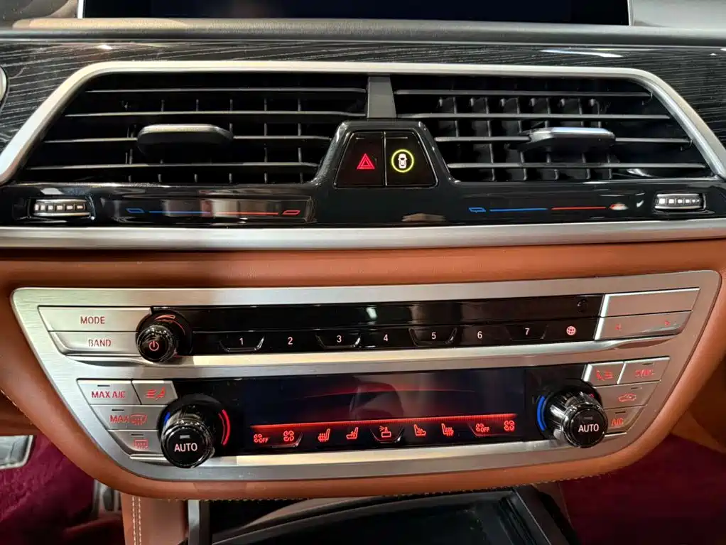 BMW 7 Series — миниатюра 23