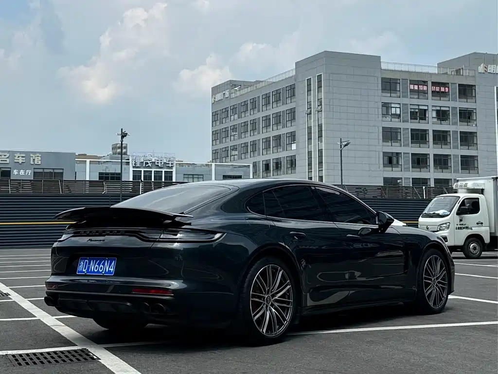 PORSCHE PANAMERA