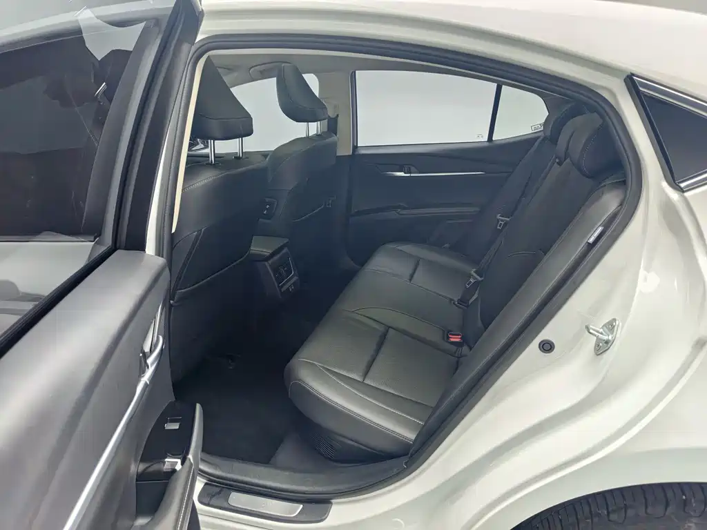 Toyota Camry — миниатюра 12