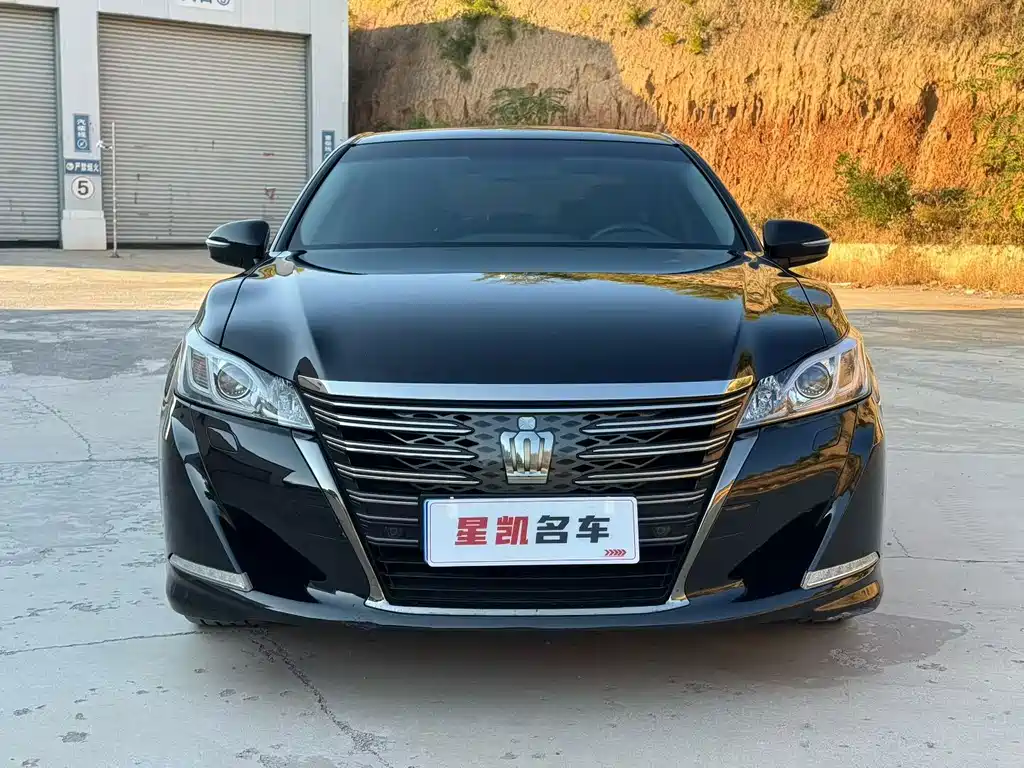 Toyota Crown — миниатюра 2