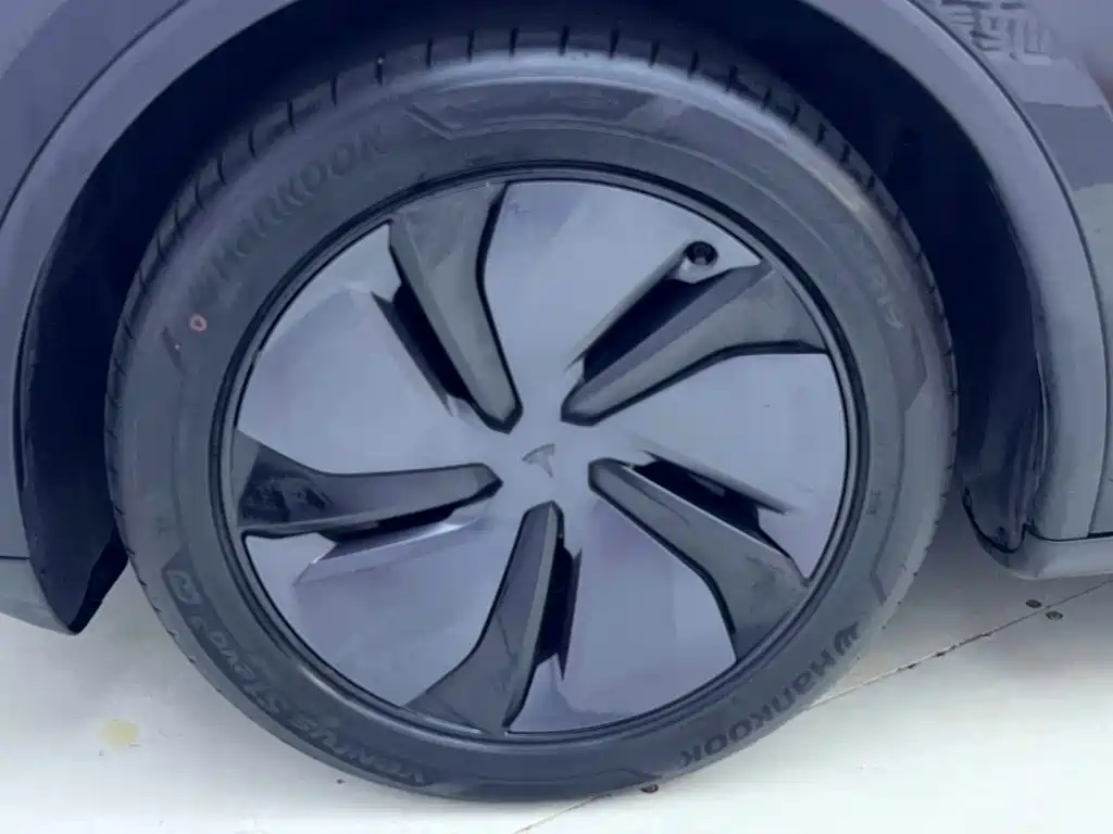 Tesla Model Y — миниатюра 11