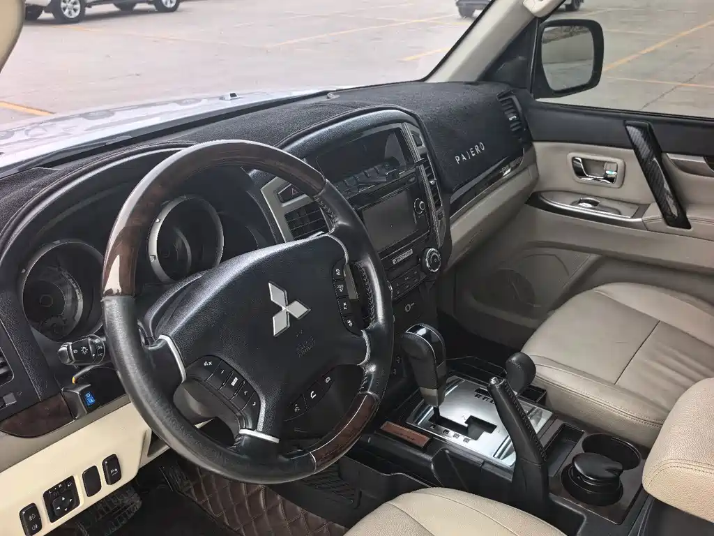 Mitsubishi Pajero (Import) — миниатюра 5