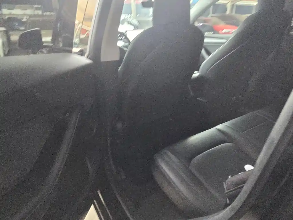 Tesla Model Y — миниатюра 12