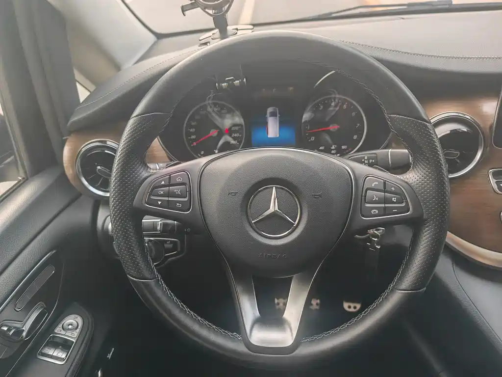 Mercedes-Benz V-Class — миниатюра 10
