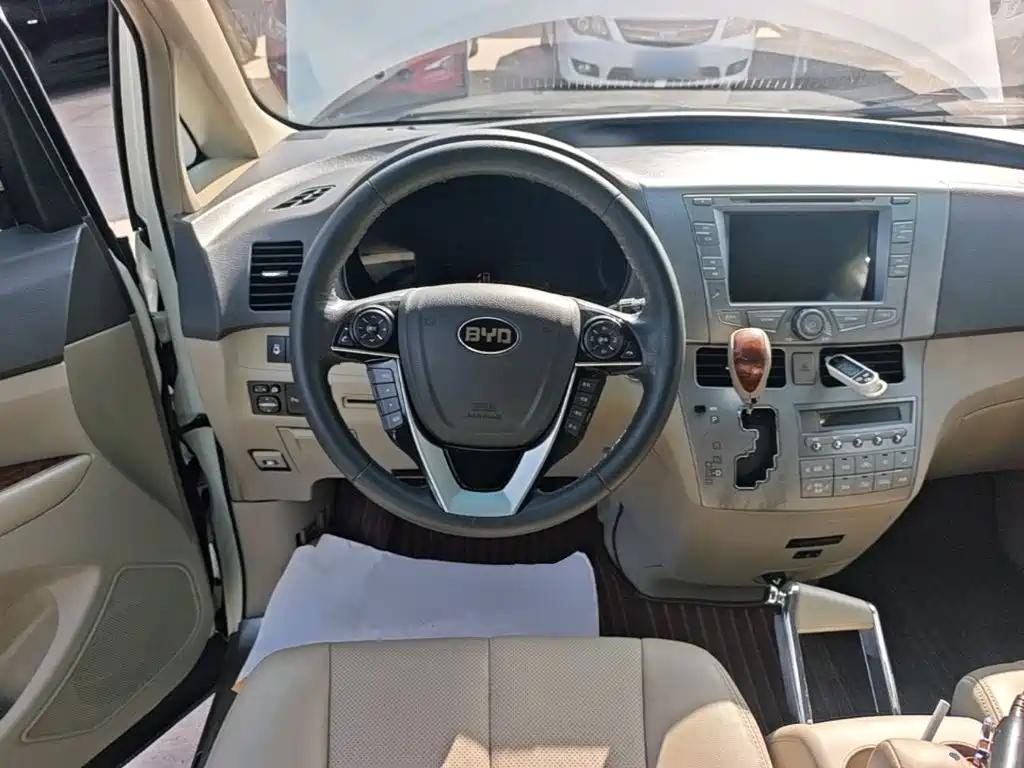 BYD M6 — миниатюра 11