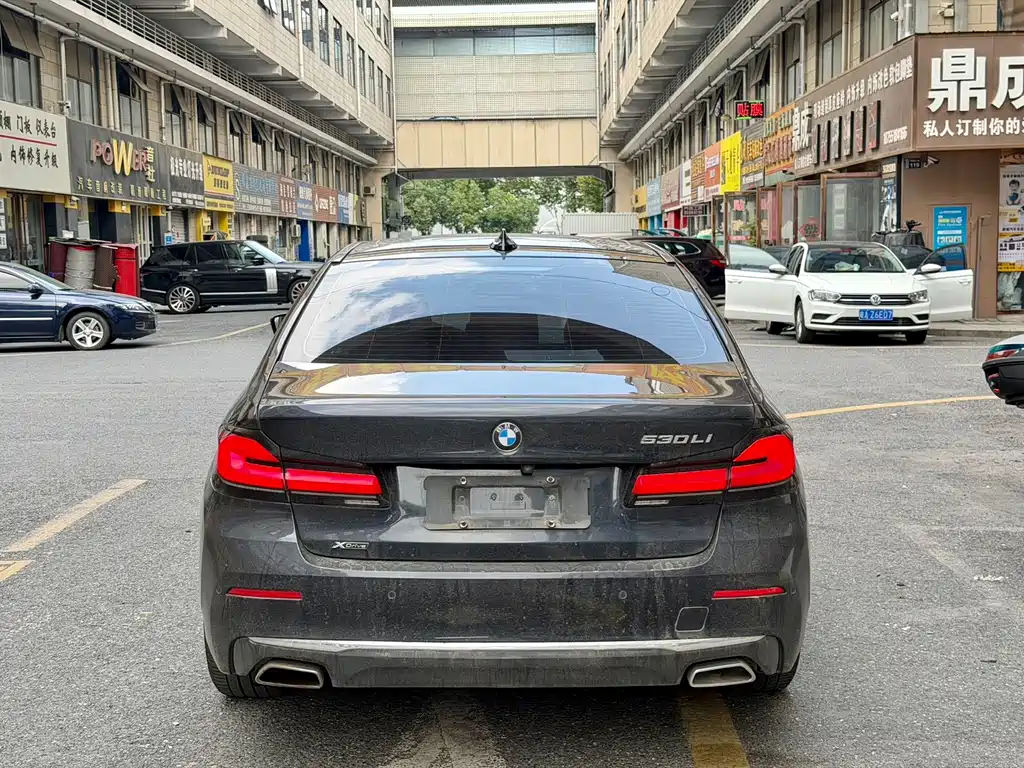 BMW 5 Series — миниатюра 9