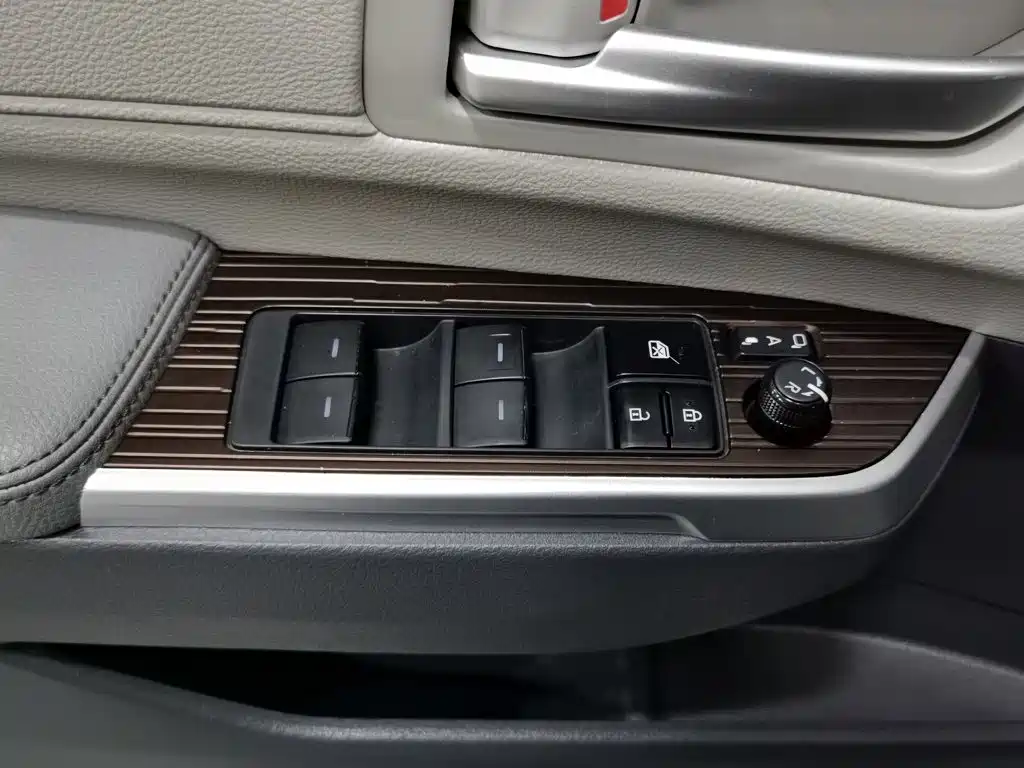 Toyota Granvia — миниатюра 9
