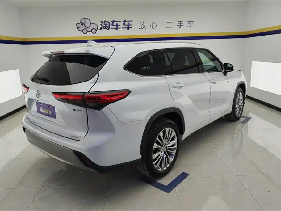 Toyota Highlander 2024 2.5L Luxury 7 мест