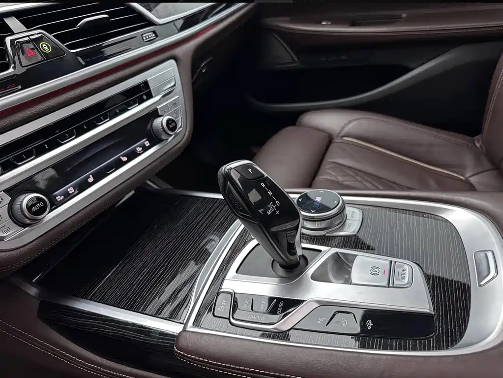 BMW 7 Series — миниатюра 13