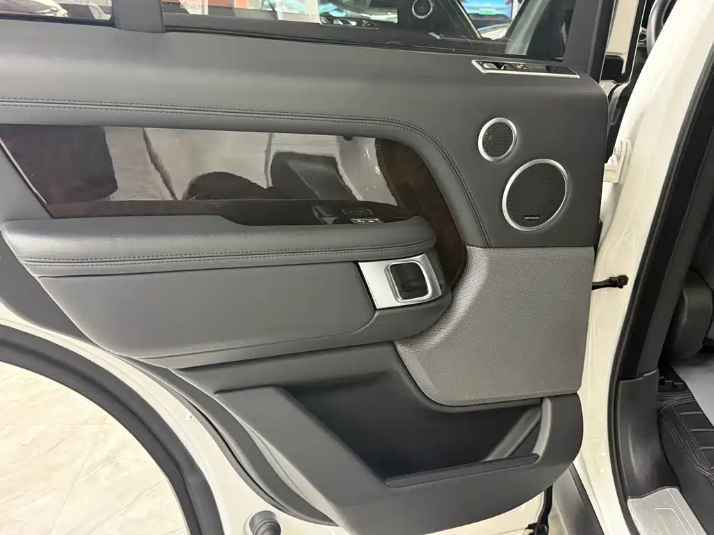 Land Rover Range Rover — миниатюра 7