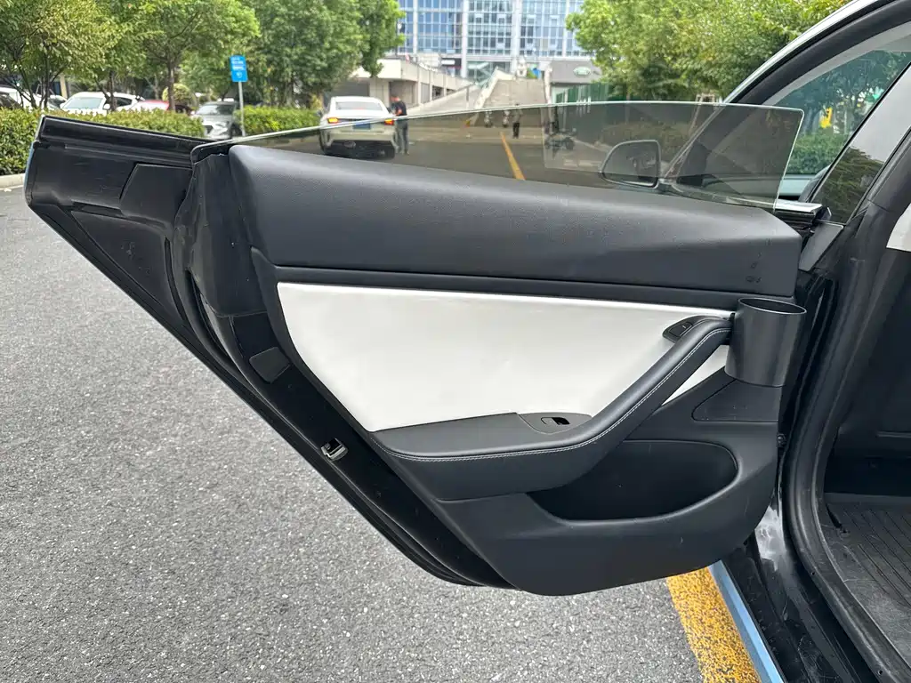 Tesla Model 3 — миниатюра 20