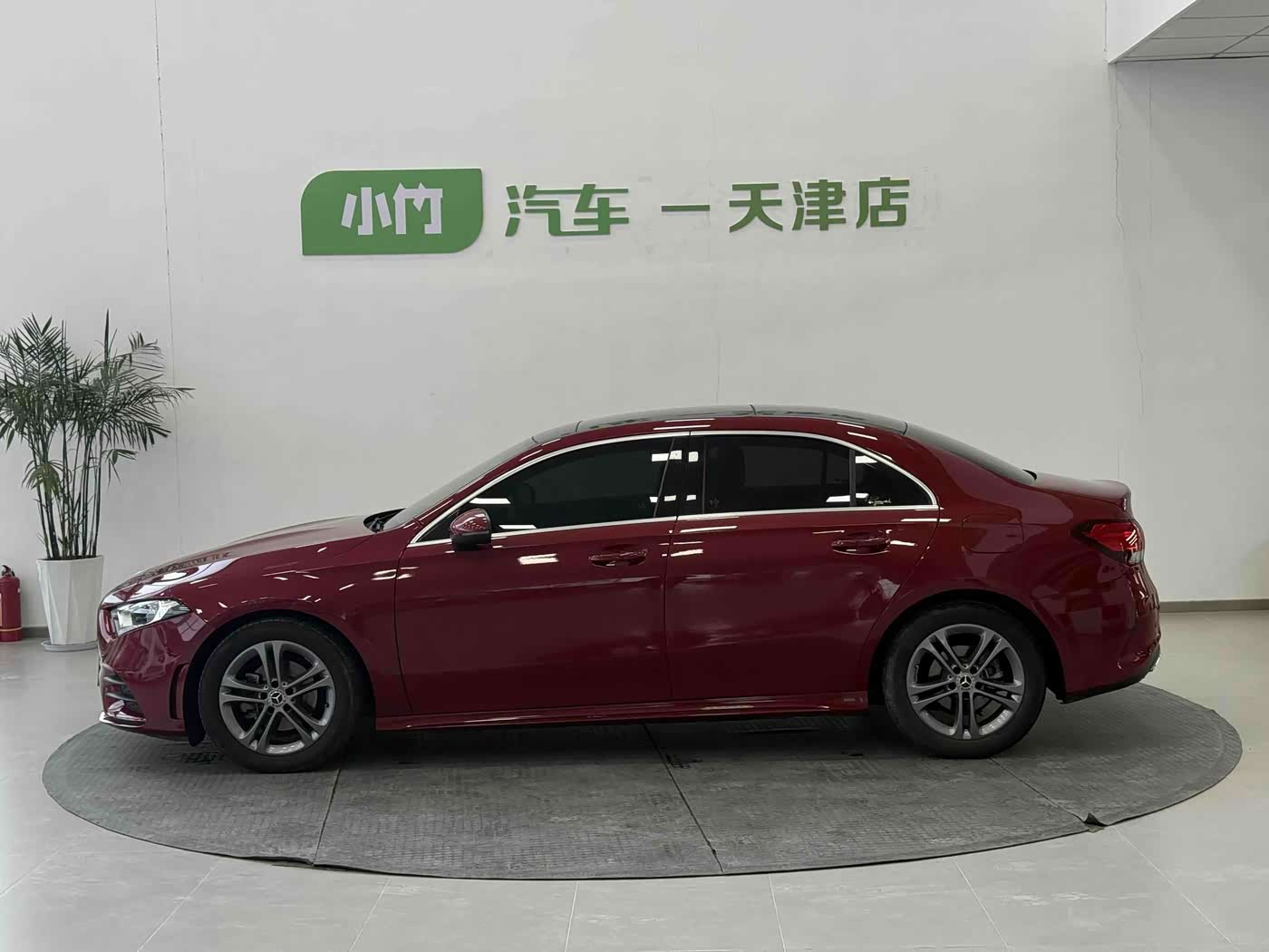 Mercedes-Benz A-Class 1.3 л 2022 г. красный/фиолетовый, пробег 36800 км