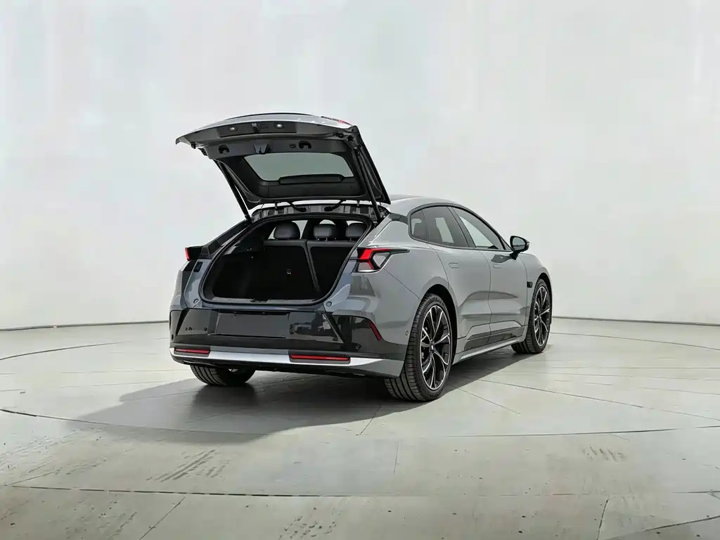 Lynk & Co 20 — миниатюра 8