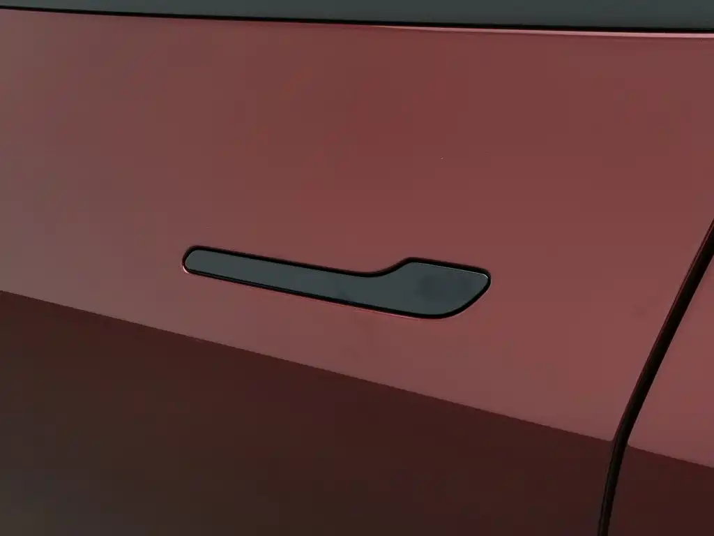 Tesla Model Y — миниатюра 18