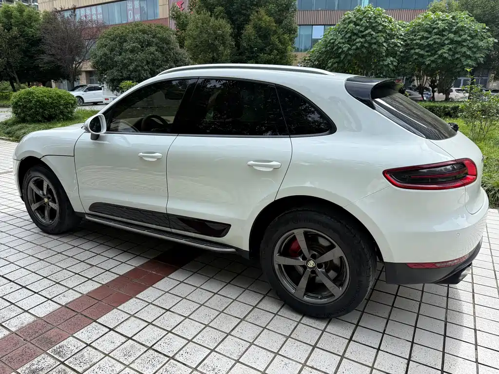 PORSCHE MACAN