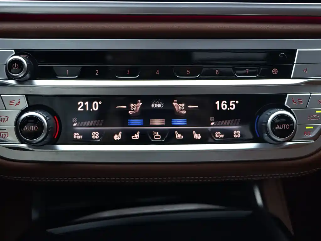 BMW 7 Series — миниатюра 11