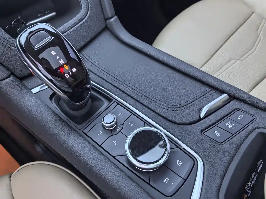 Cadillac XT5 - фото 17
