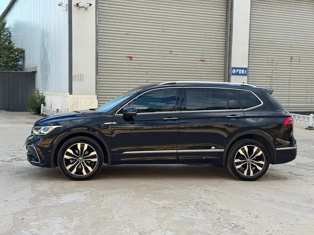 Volkswagen Tiguan L L 2022 380TSI AT R-Line 7 мест