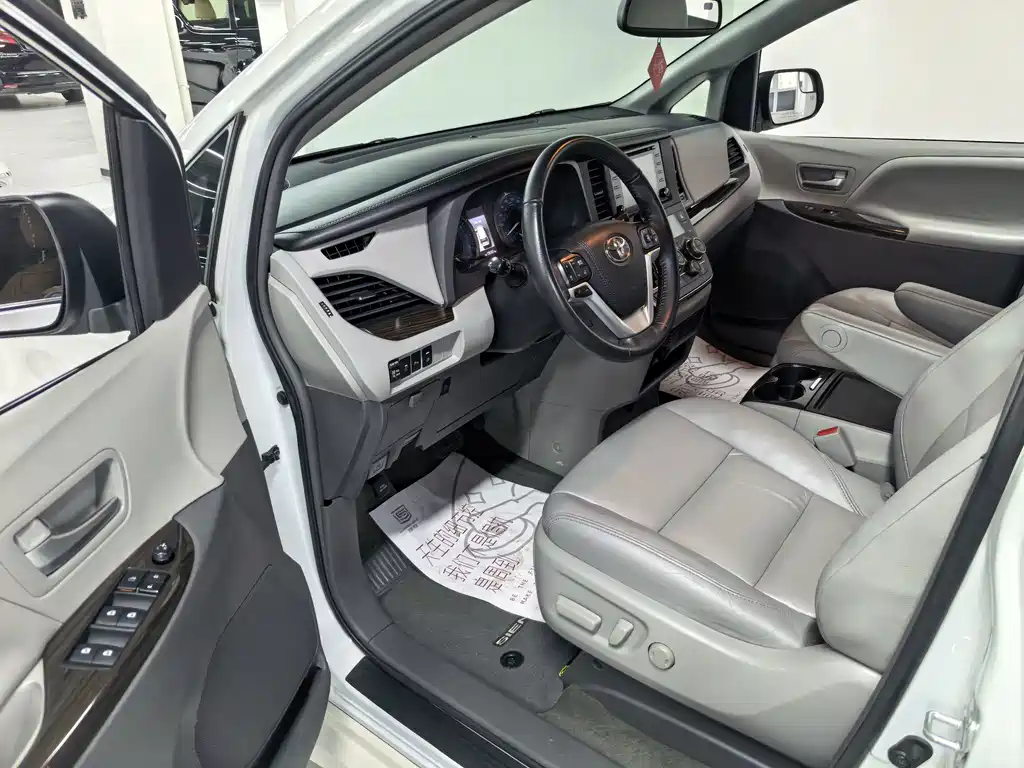 Toyota Sienna — миниатюра 4