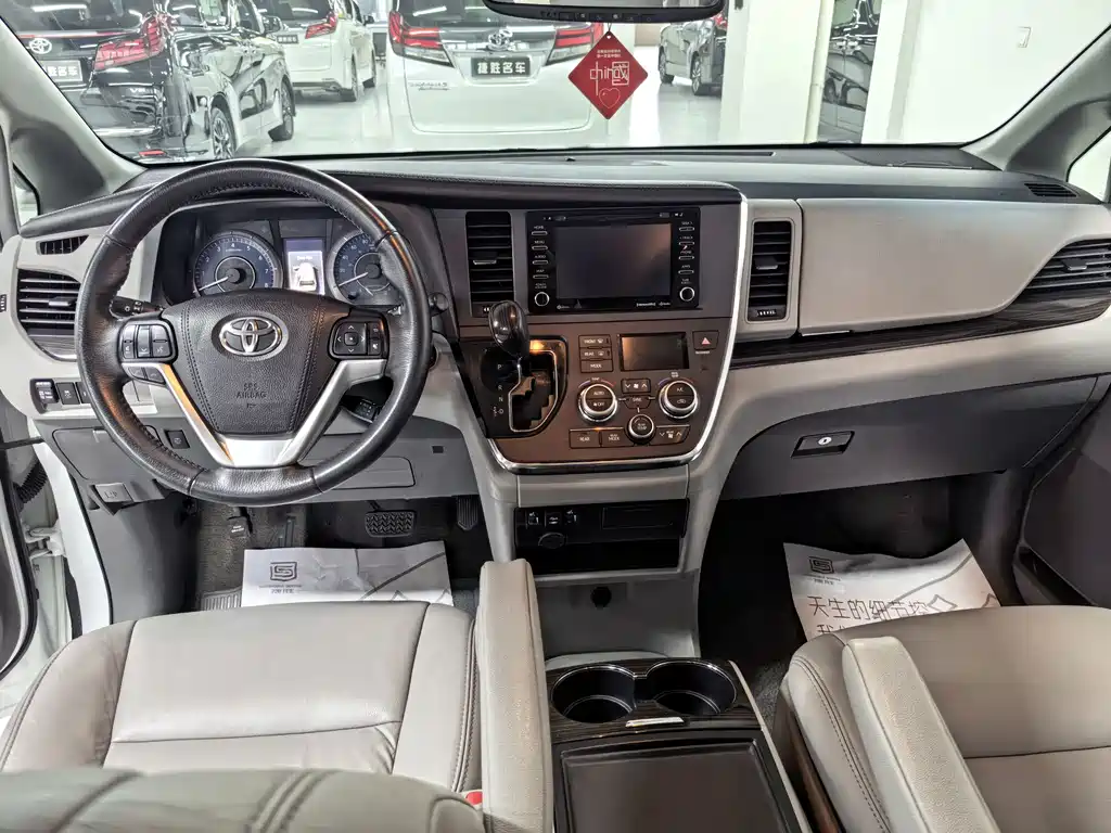 Toyota Sienna — миниатюра 5