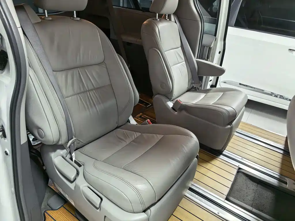 Toyota Sienna — миниатюра 8