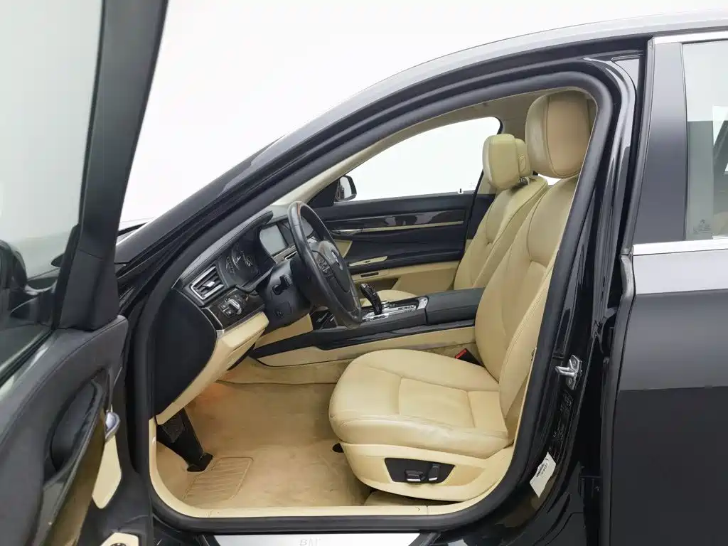 BMW 7 Series — миниатюра 10
