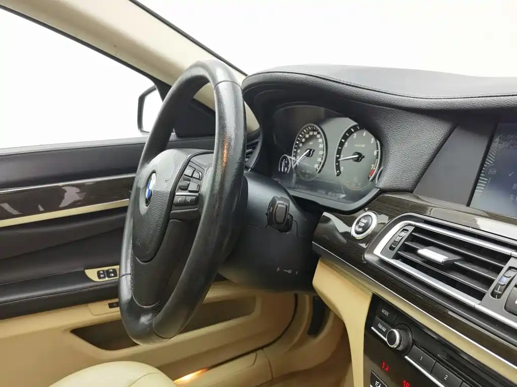 BMW 7 Series — миниатюра 22