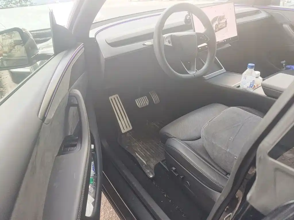 Tesla Model Y L — миниатюра 12