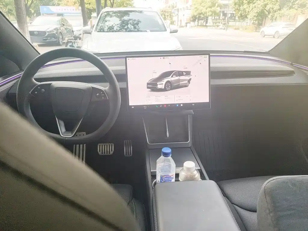 Tesla Model Y L — миниатюра 5
