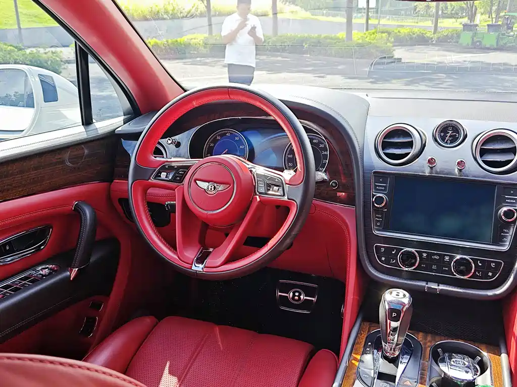 Bentley Bentayga — миниатюра 10