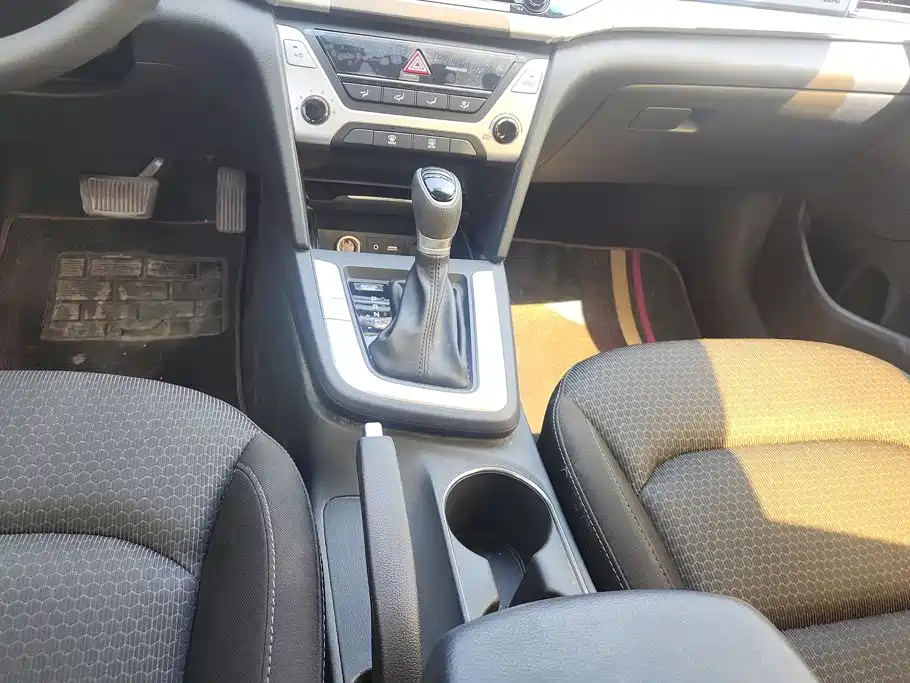 Hyundai Elantra — миниатюра 15