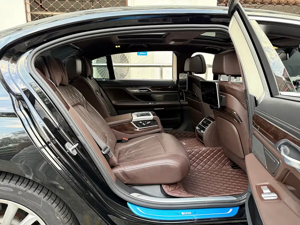 BMW 7 Series — миниатюра 14