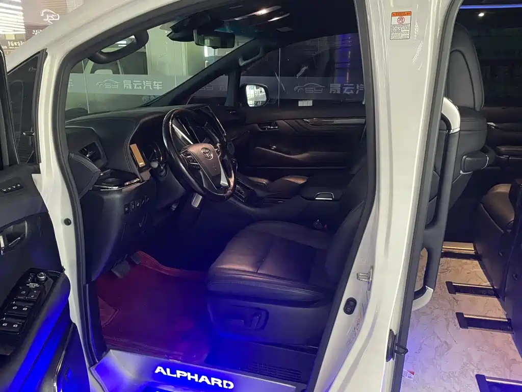 Toyota Alphard — миниатюра 8