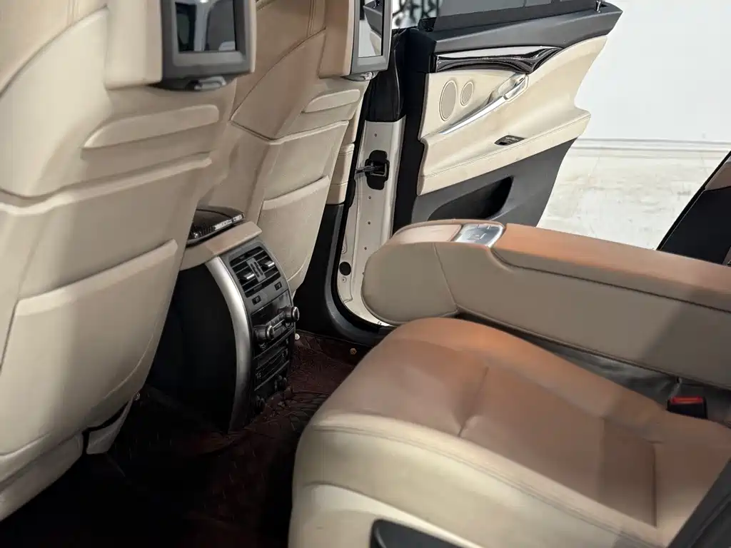 BMW 5 Series GT — миниатюра 6