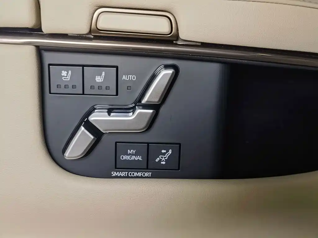 Toyota Alphard — миниатюра 10