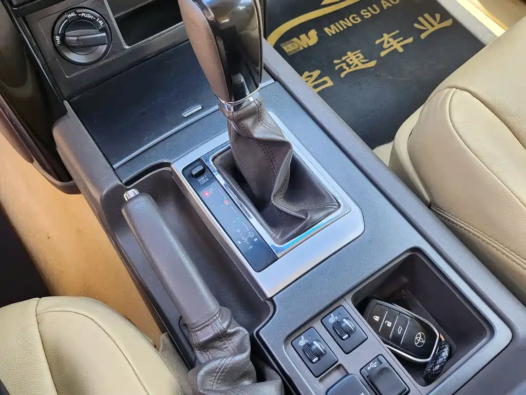 Toyota Land Cruiser Prado 2016 2.7L AT Standard