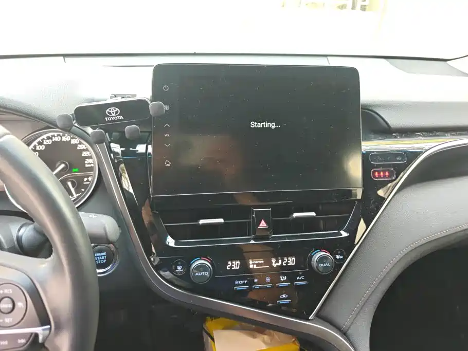 Toyota Camry — миниатюра 13