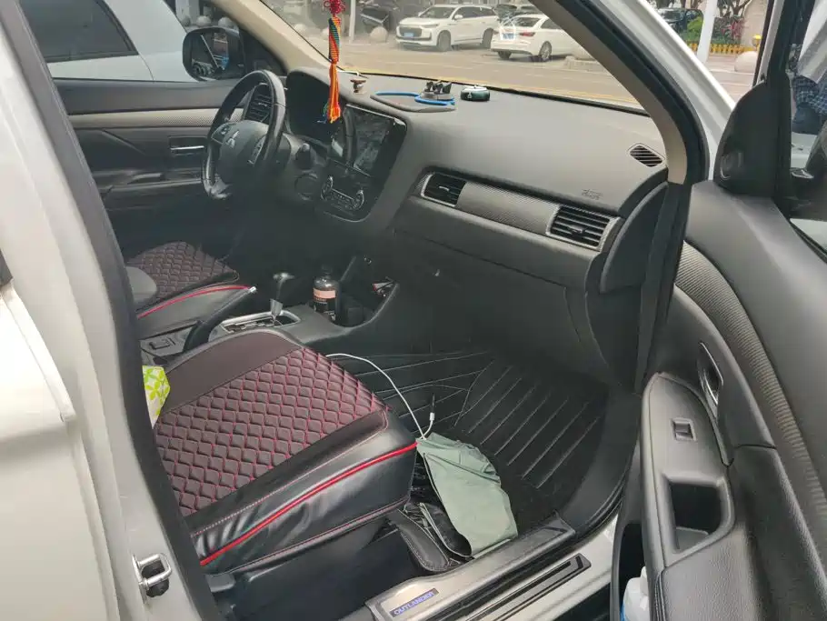 Mitsubishi Outlander (Import) — миниатюра 8
