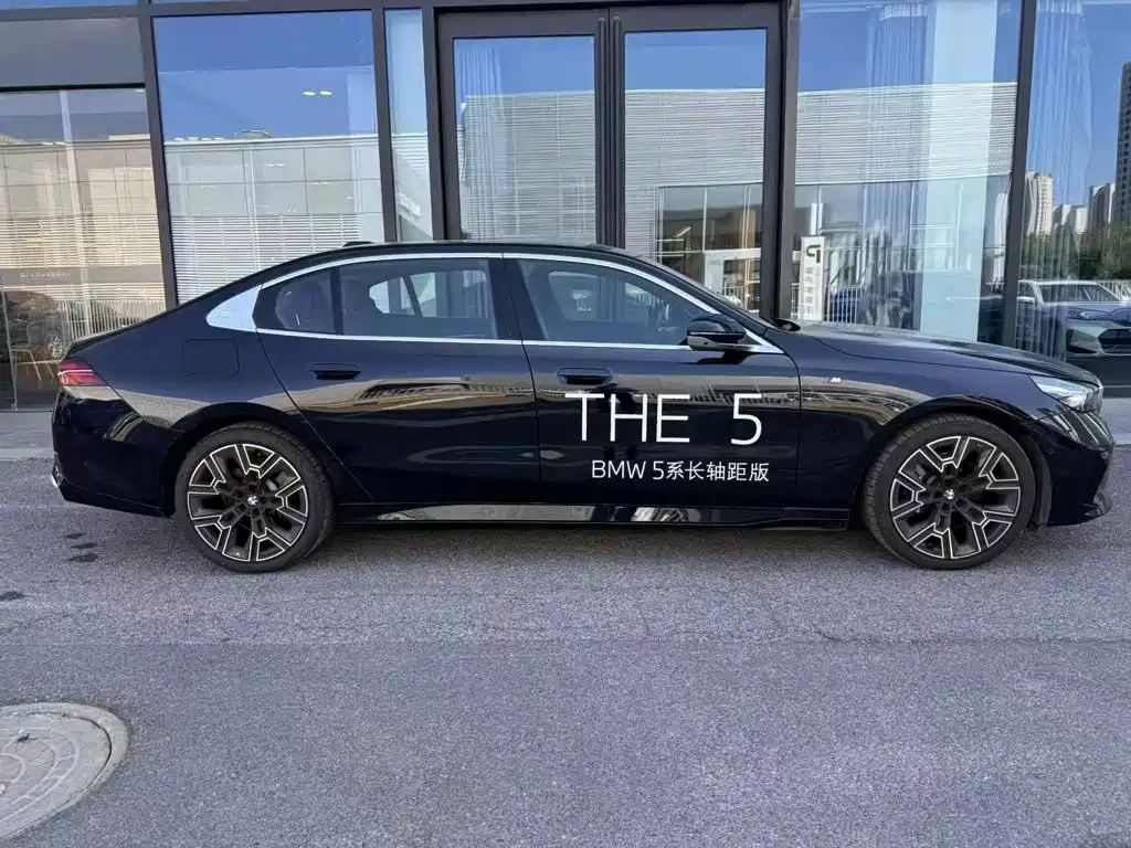 BMW 5 Series — миниатюра 8