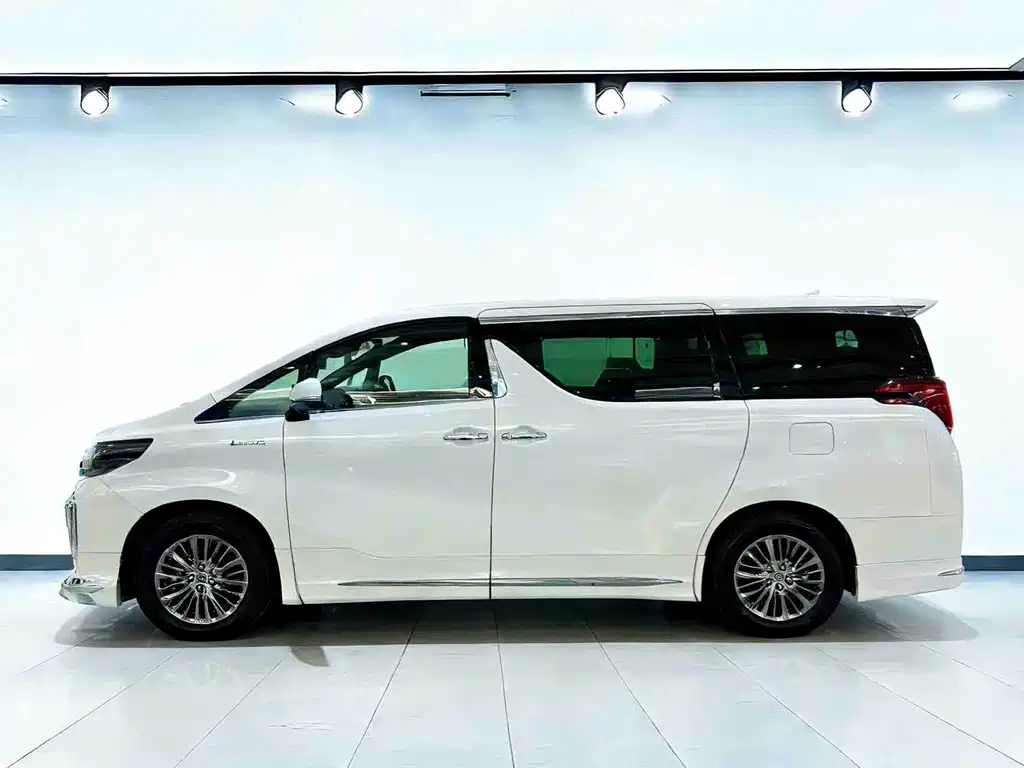 Toyota Alphard - фото 7