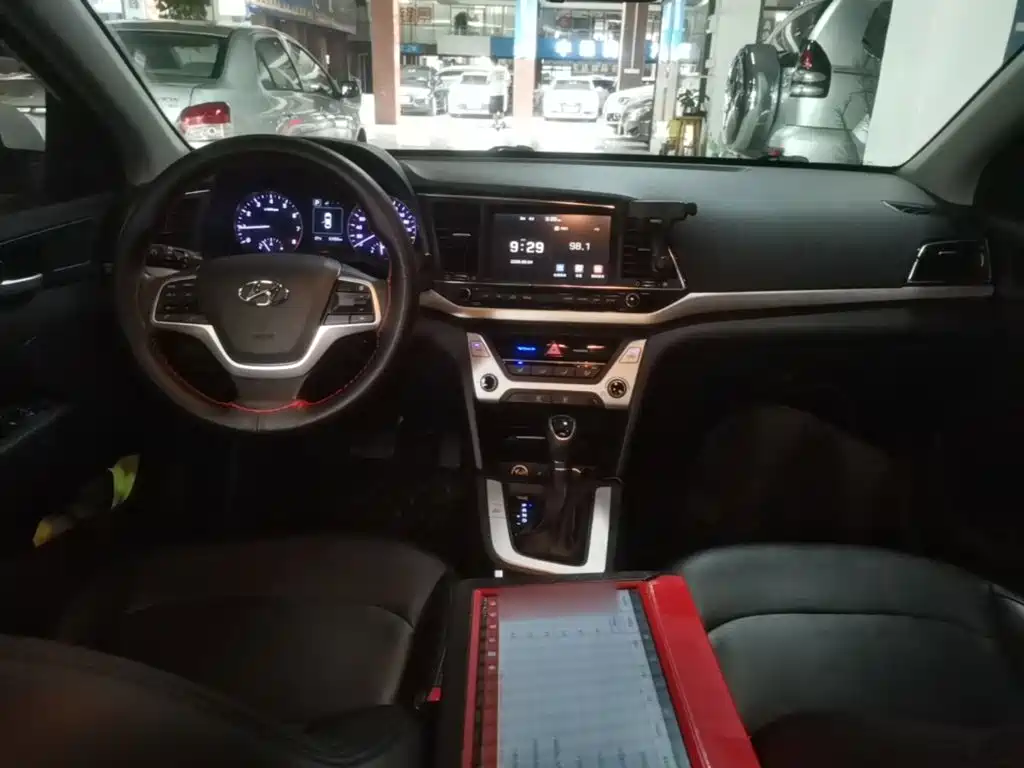 Hyundai Elantra — миниатюра 10