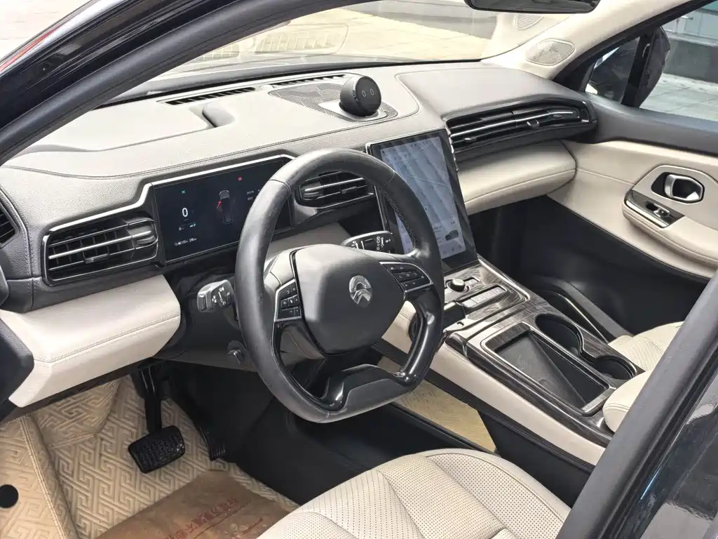 NIO ES8 2018 355KM мест