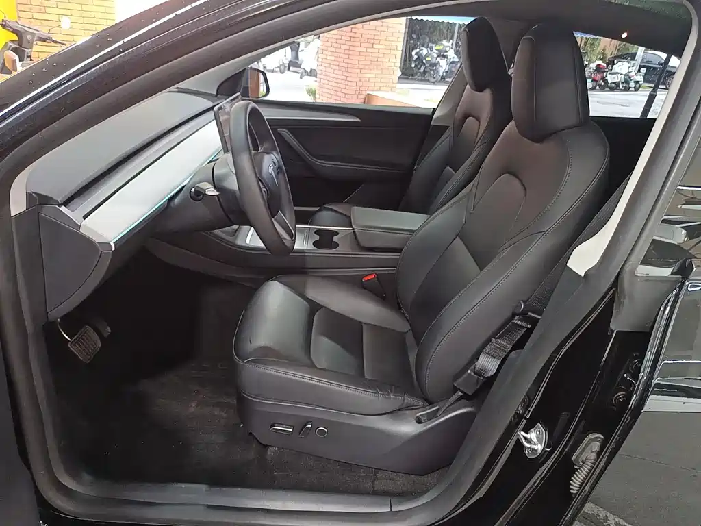 Tesla Model Y — миниатюра 9