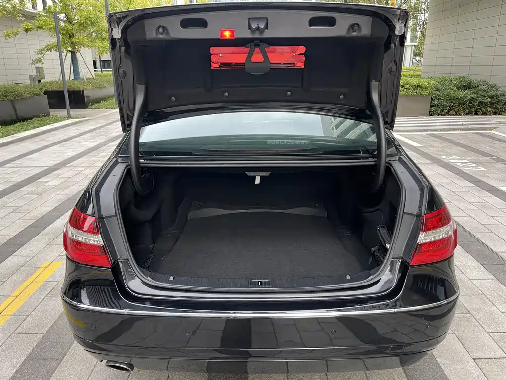 Mercedes-Benz E-Class — миниатюра 20