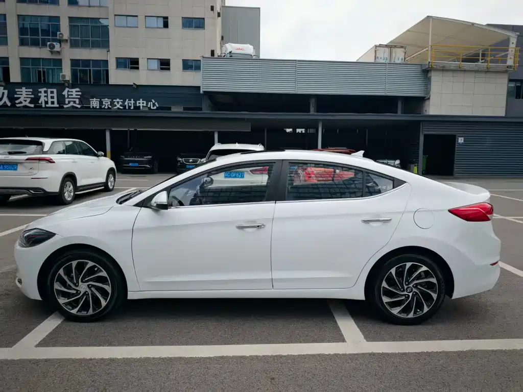 Hyundai Elantra — миниатюра 12