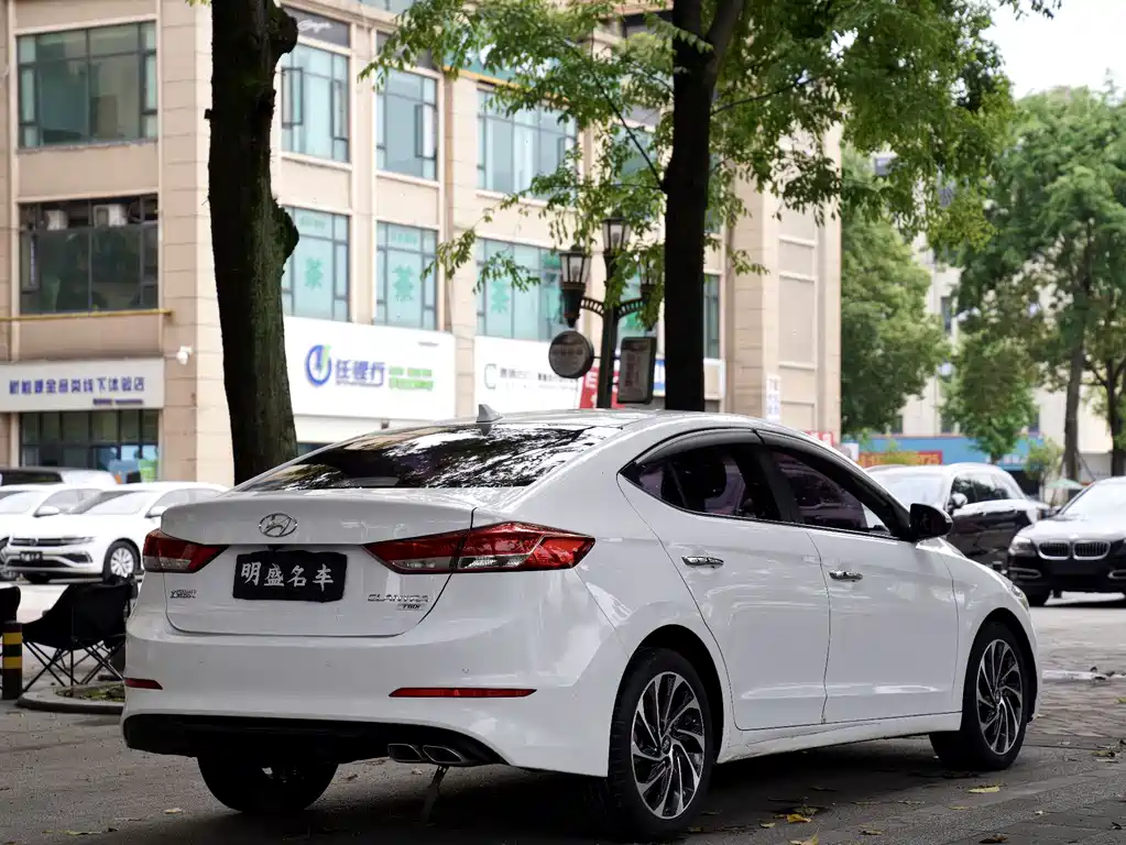 Hyundai Elantra — миниатюра 18