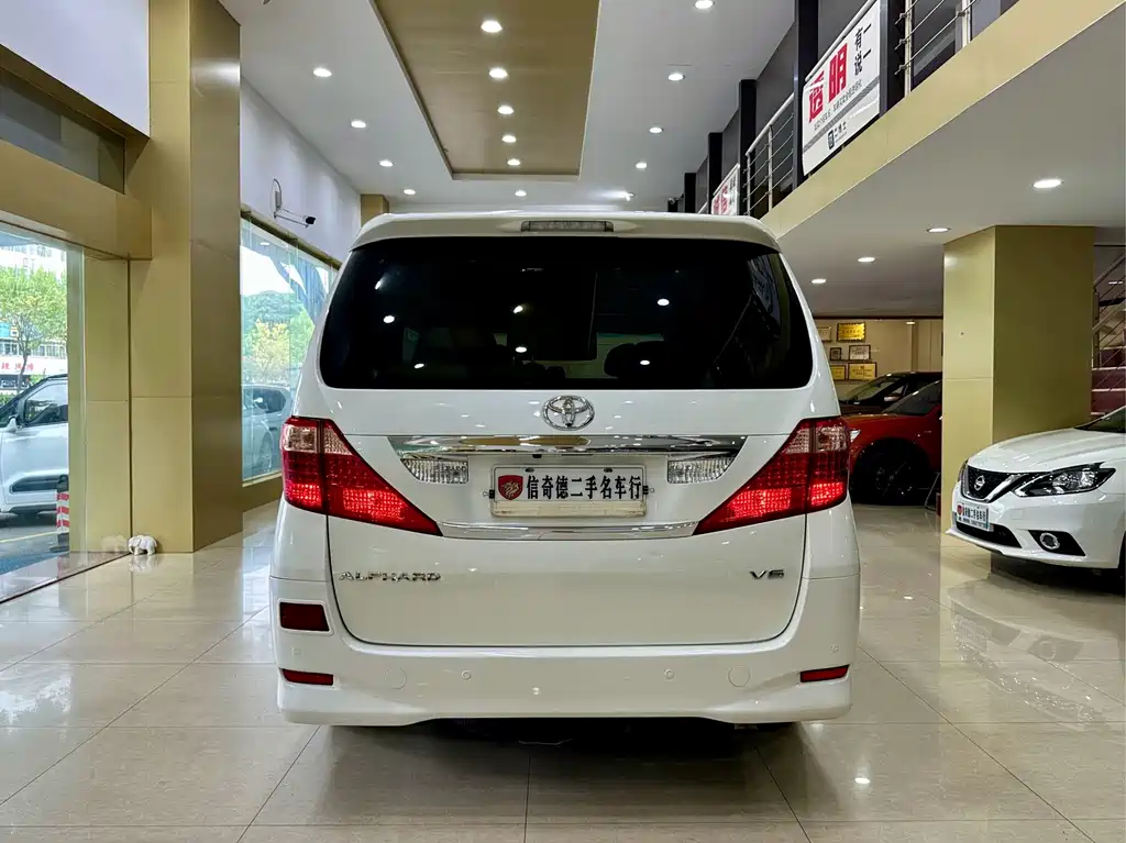 Toyota Alphard — миниатюра 5