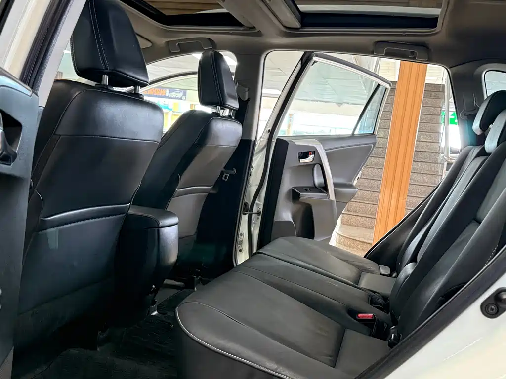 Toyota RAV4 — миниатюра 9
