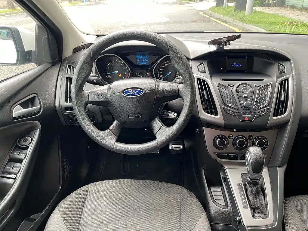 Ford Focus 2012 1.6L AT